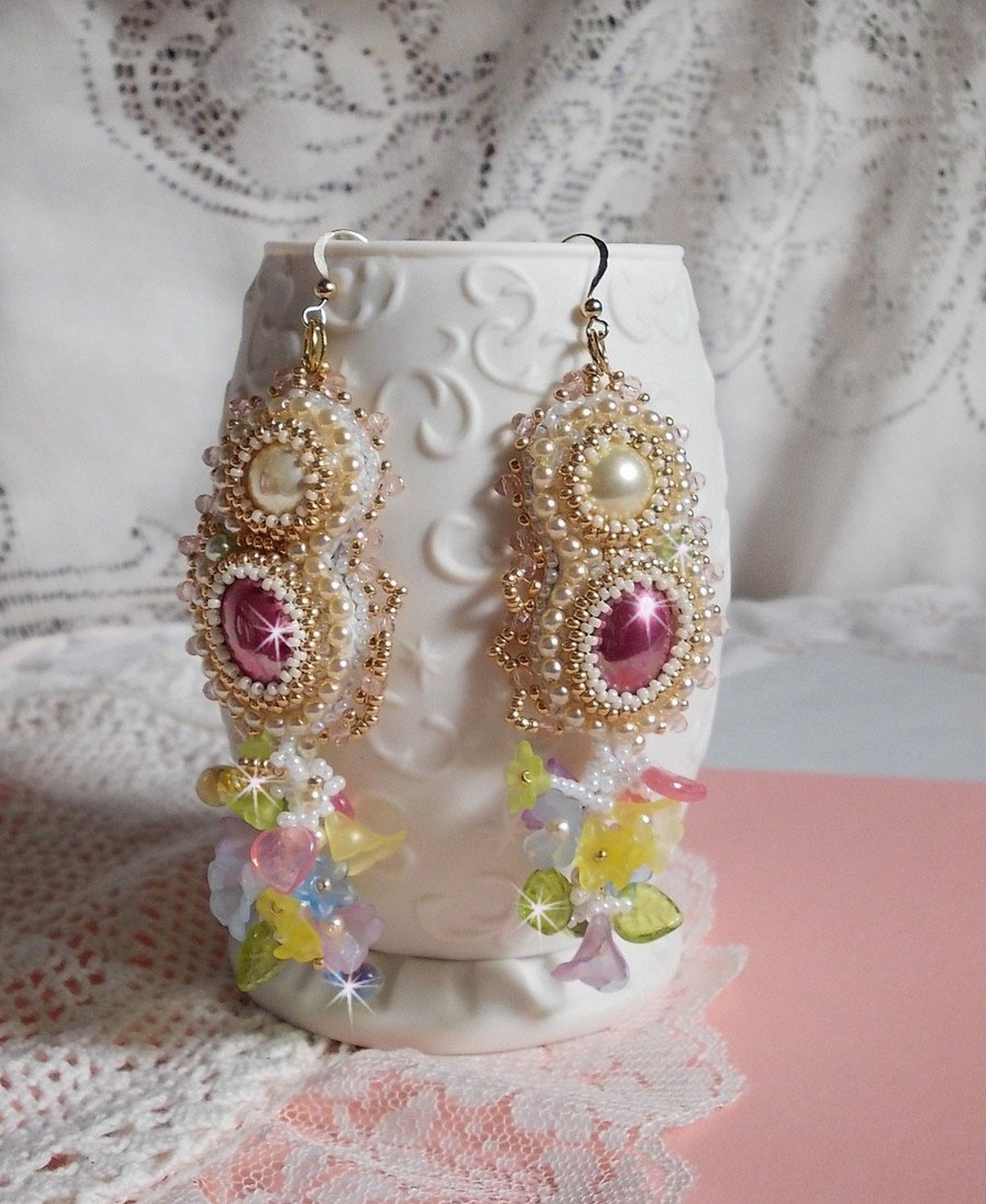 BO Envolée Fleurie geborduurd met Lucite bloemen, hars cabochons, afgeplatte ronde kralen, rocailles en 14 karaat Gold Filled oorhaken.