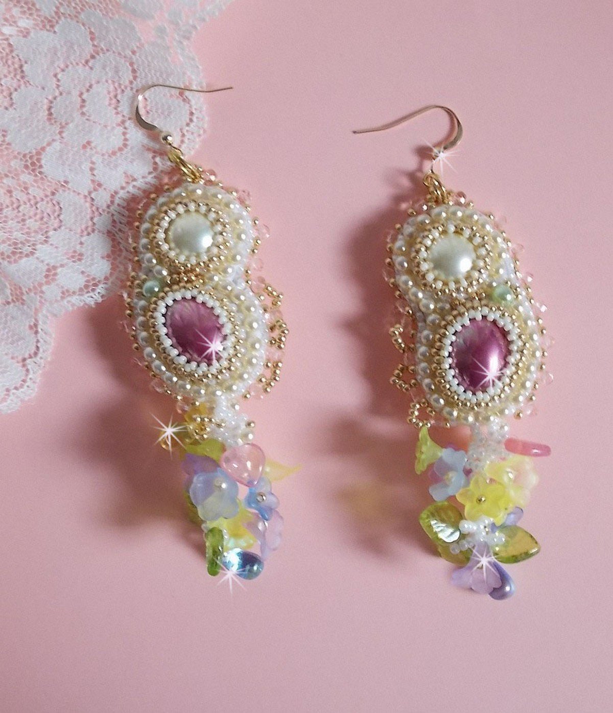 BO Envol&eacute;e Fleurie geborduurd met Lucite bloemen, hars cabochons, afgeplatte ronde kralen, rocailles en 14 karaat Gold Filled oorhaken.