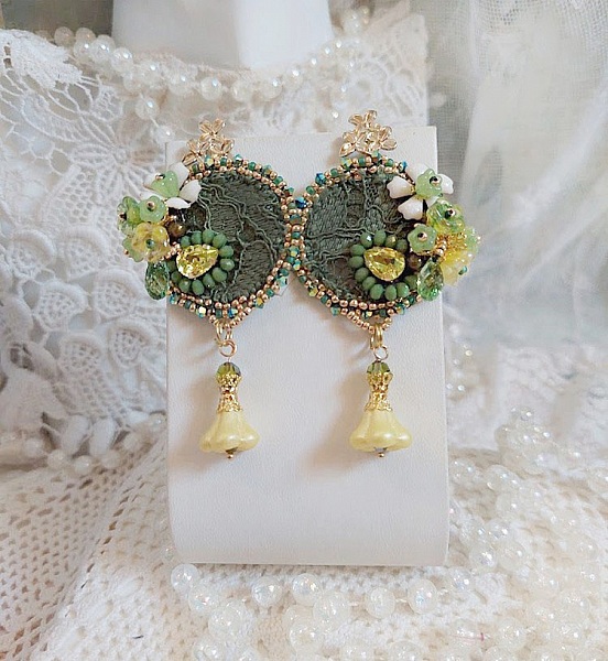 BO Espoir brod&eacute;es avec fleurs et rondes aplaties verres, dentelle, perles Cristal Swarovski