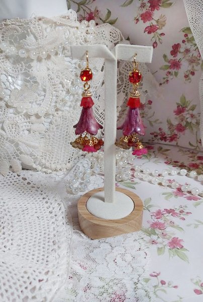 BO Esp&eacute;rance d&rsquo;un Jour avec des fleurs r&eacute;sine et synth&eacute;tique, cha&icirc;ne plaqu&eacute;e or, perles cristal Swarovski.