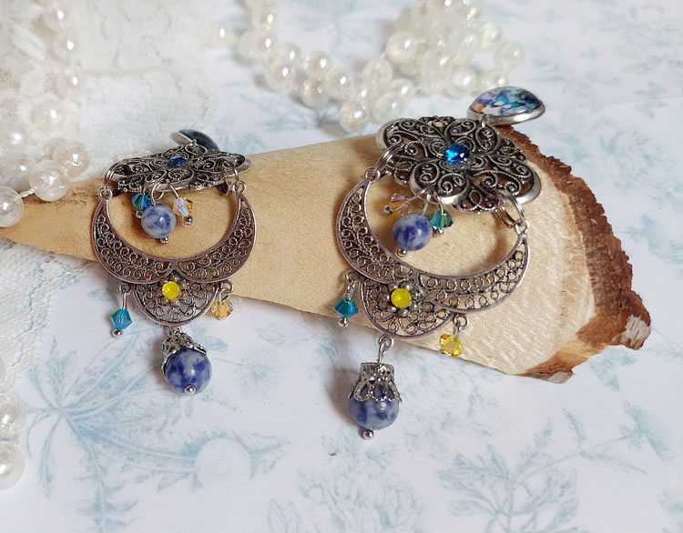 BO Il Etait une Fois créées avec médaillon métal et laiton, cabochons verres et perles cristal Swarovski 