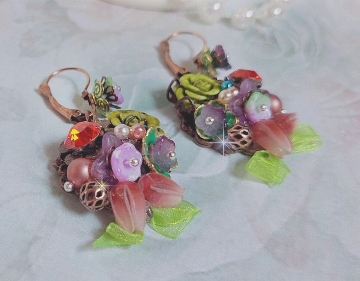 BO Fantasia of Flowers gemaakt met kristallen, ronde parels, kralen, resin bells, glas en Organza Anise lint