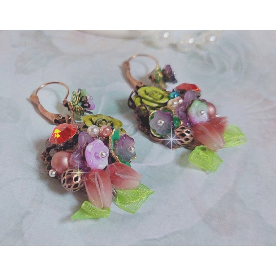 BO Fantasia of Flowers gemaakt met kristallen, ronde parels, kralen, resin bells, glas en Organza Anise lint