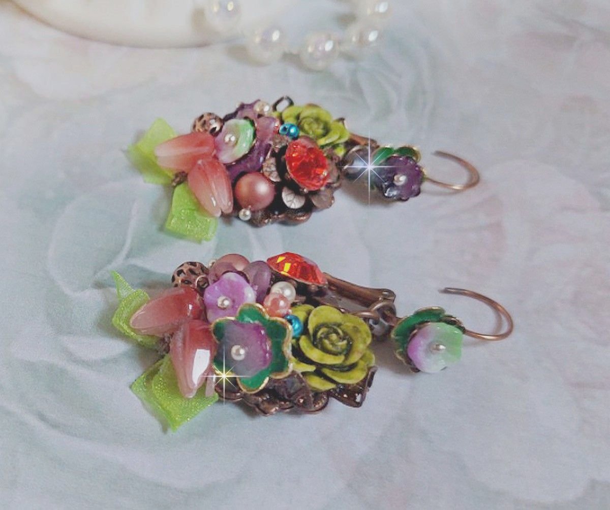 BO Fantasia of Flowers gemaakt met kristallen, ronde parels, kralen, resin bells, glas en Organza Anise lint