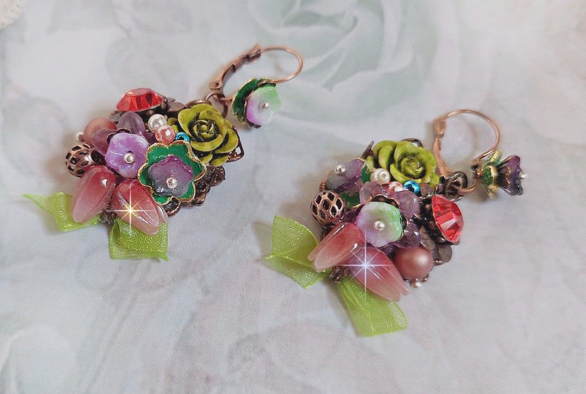 BO Fantasia of Flowers gemaakt met kristallen, ronde parels, kralen, resin bells, glas en Organza Anise lint
