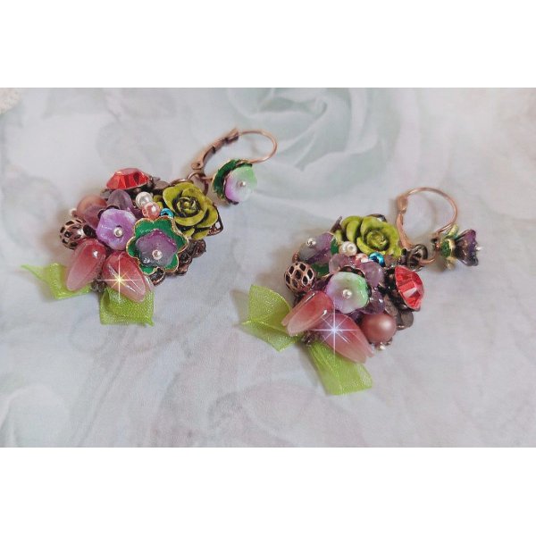 BO Fantasia of Flowers gemaakt met kristallen, ronde parels, kralen, resin bells, glas en Organza Anise lint