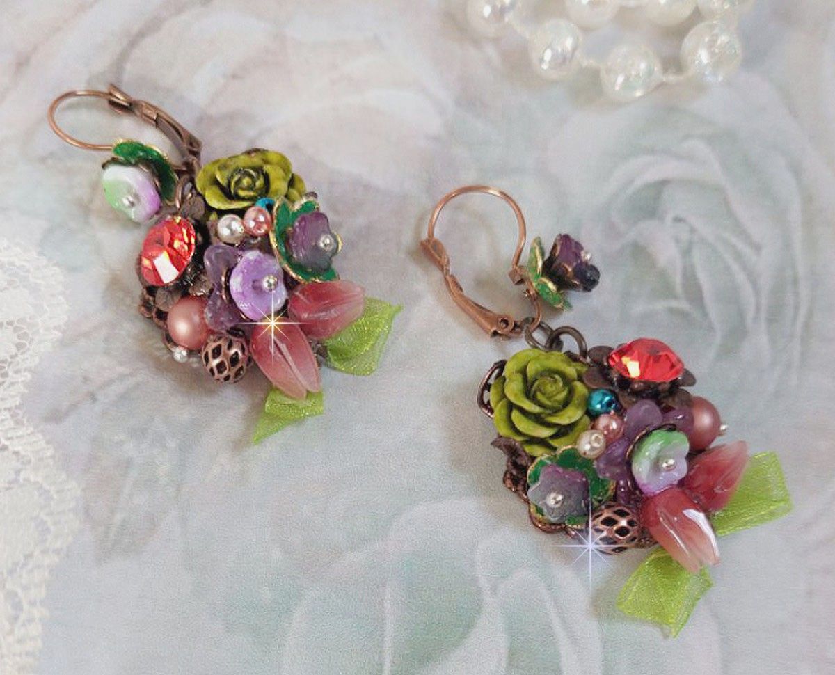 BO Fantasia of Flowers gemaakt met kristallen, ronde parels, kralen, resin bells, glas en Organza Anise lint