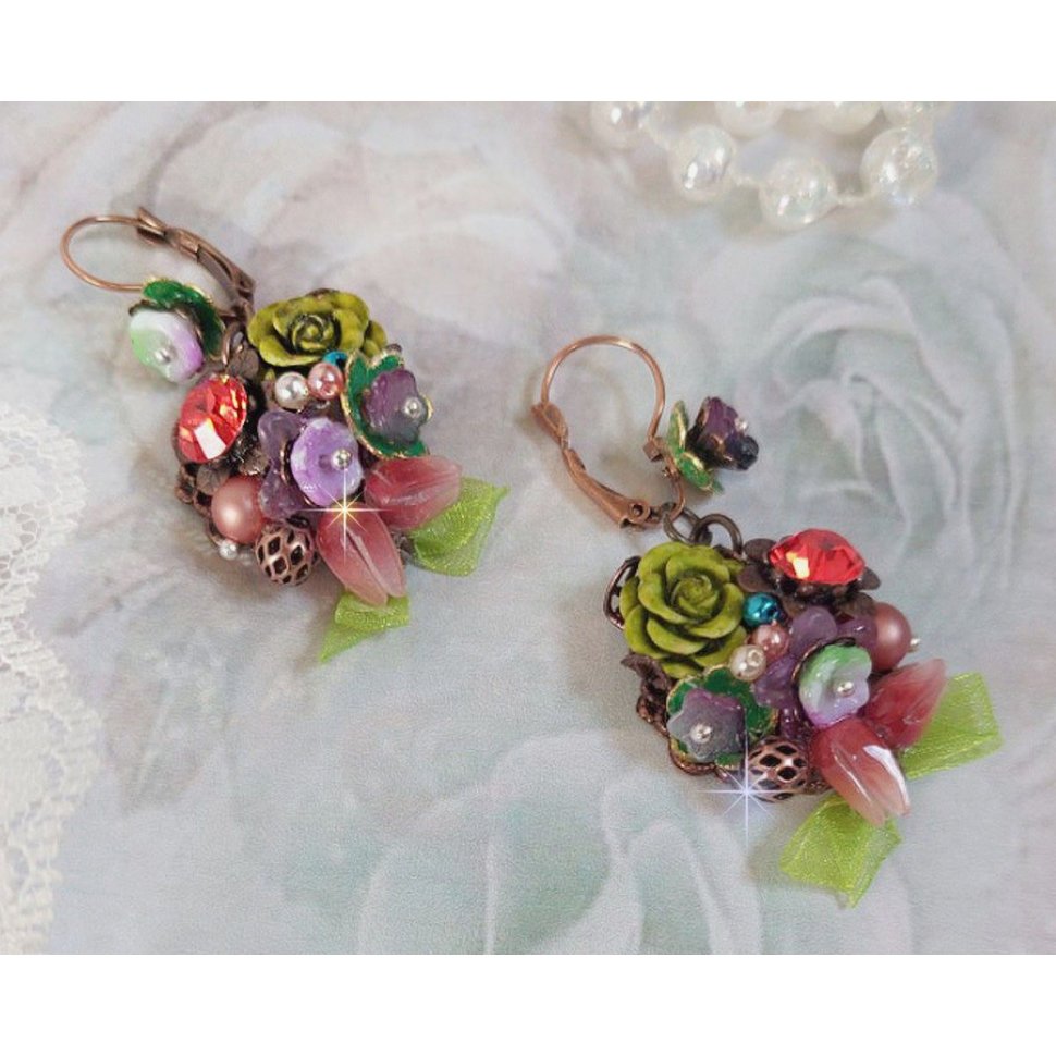 BO Fantasia of Flowers gemaakt met kristallen, ronde parels, kralen, resin bells, glas en Organza Anise lint