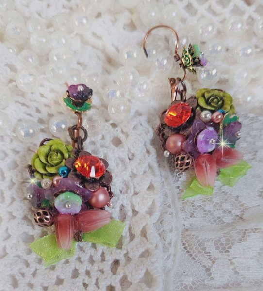 BO Fantasia of Flowers gemaakt met kristallen, ronde parels, kralen, resin bells, glas en Organza Anise lint