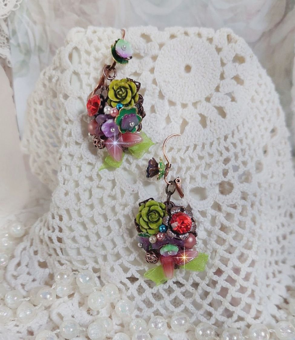BO Fantasia of Flowers gemaakt met kristallen, ronde parels, kralen, resin bells, glas en Organza Anise lint