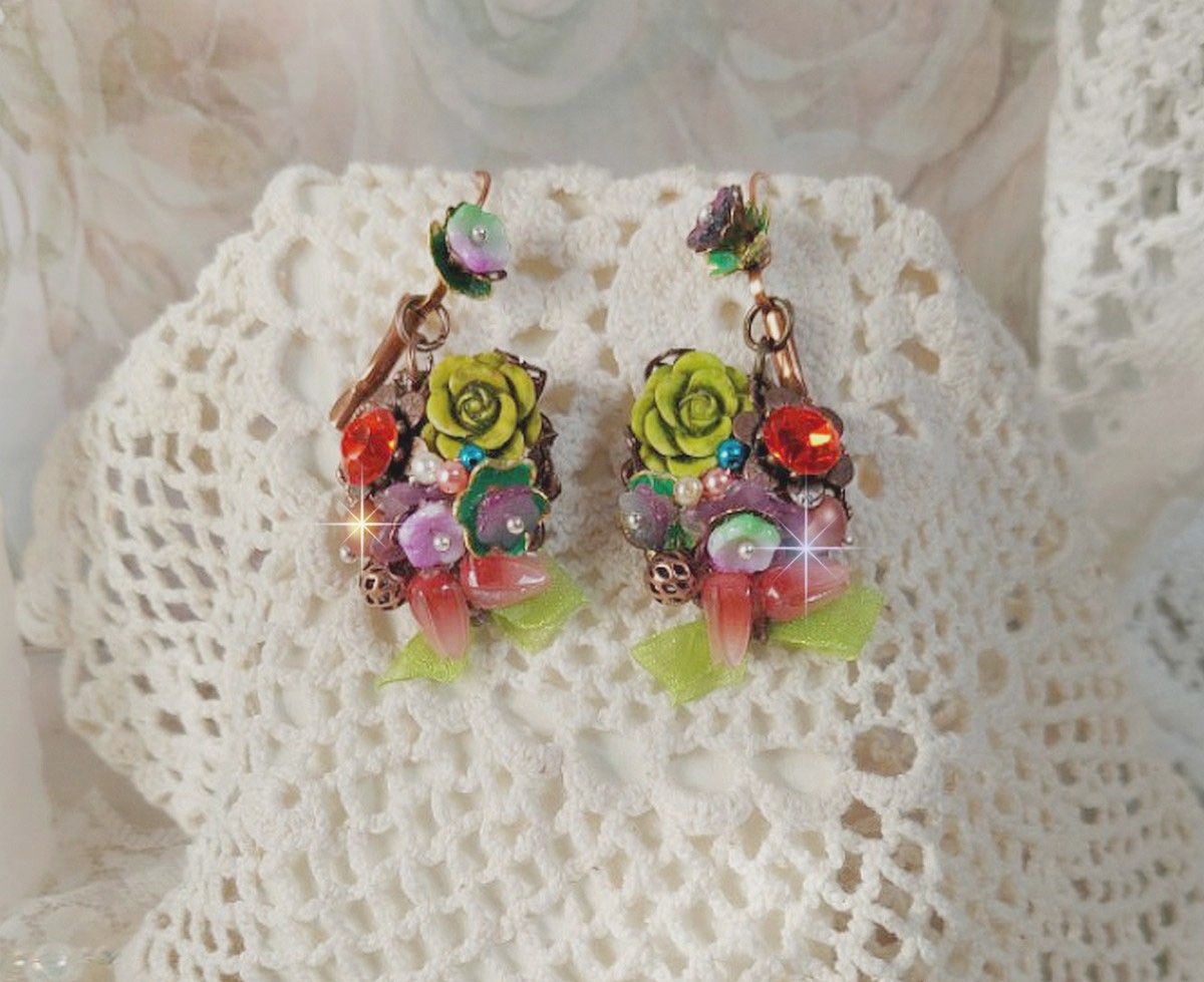BO Fantasia of Flowers gemaakt met kristallen, ronde parels, kralen, resin bells, glas en Organza Anise lint