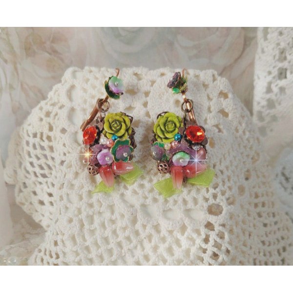 BO Fantasia of Flowers gemaakt met kristallen, ronde parels, kralen, resin bells, glas en Organza Anise lint