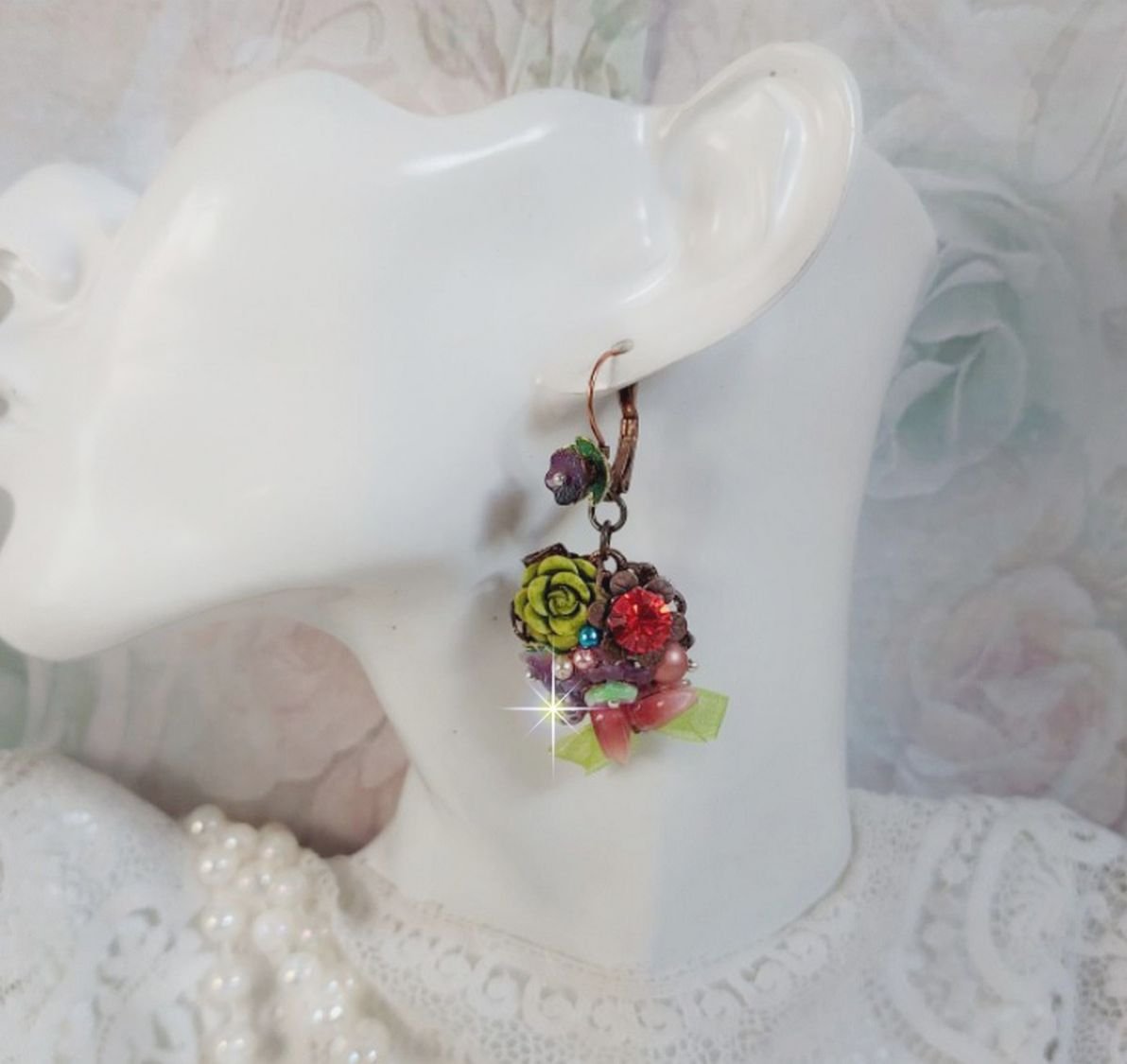 BO Fantasia of Flowers gemaakt met kristallen, ronde parels, kralen, resin bells, glas en Organza Anise lint