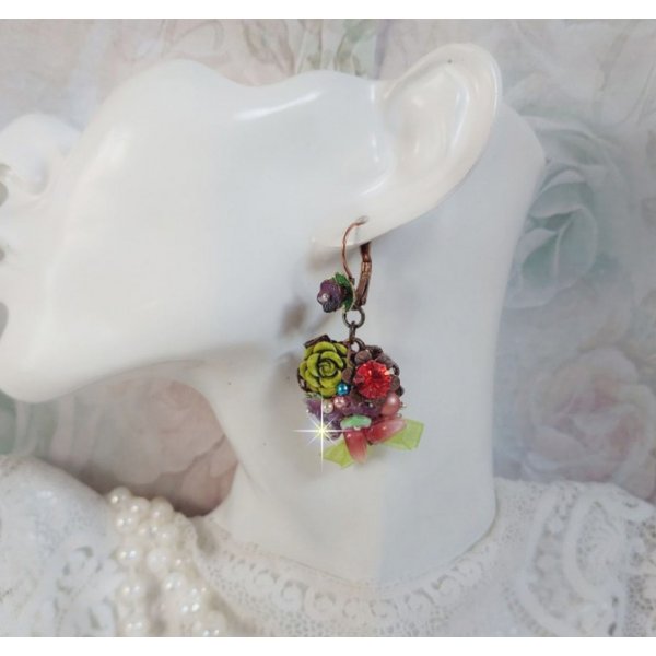 BO Fantasia of Flowers gemaakt met kristallen, ronde parels, kralen, resin bells, glas en Organza Anise lint