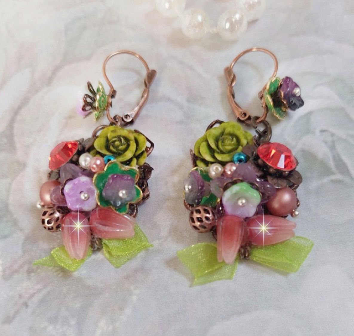 BO Fantasia of Flowers gemaakt met kristallen, ronde parels, kralen, resin bells, glas en Organza Anise lint