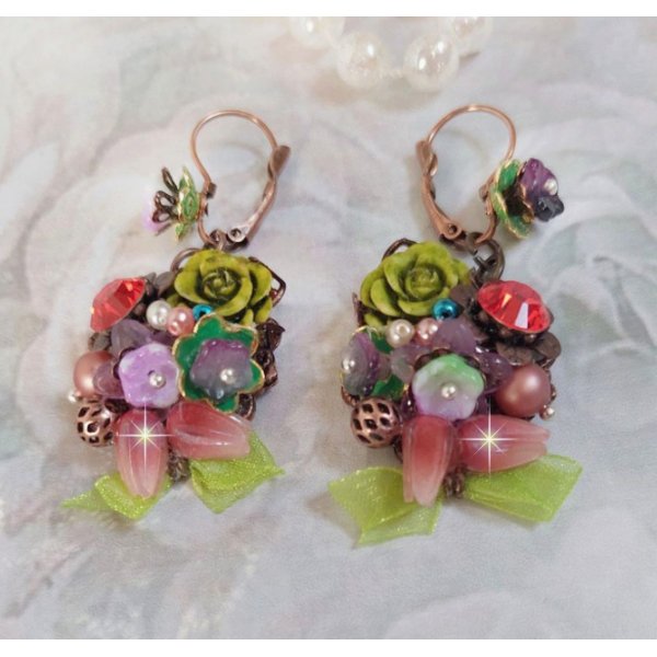 BO Fantasia of Flowers gemaakt met kristallen, ronde parels, kralen, resin bells, glas en Organza Anise lint