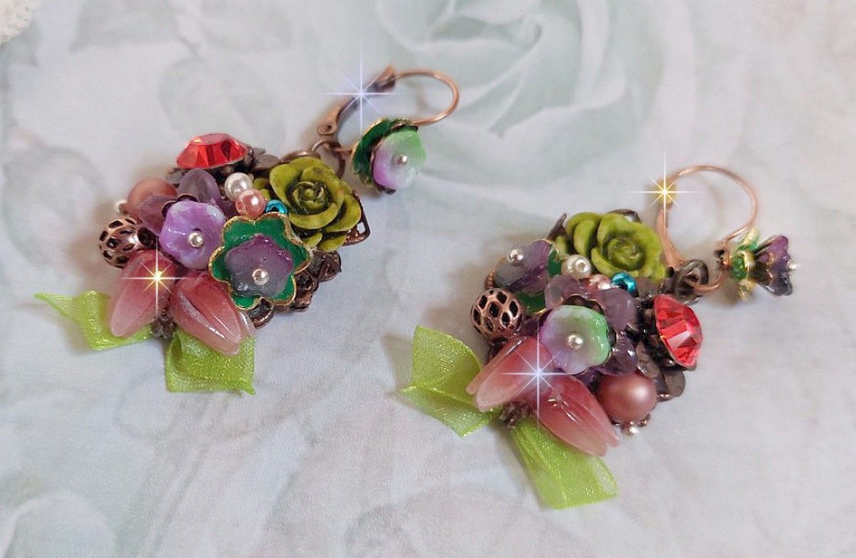 BO Fantasia of Flowers gemaakt met kristallen, ronde parels, kralen, resin bells, glas en Organza Anise lint