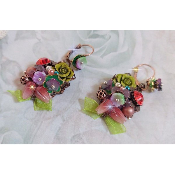 BO Fantasia of Flowers gemaakt met kristallen, ronde parels, kralen, resin bells, glas en Organza Anise lint