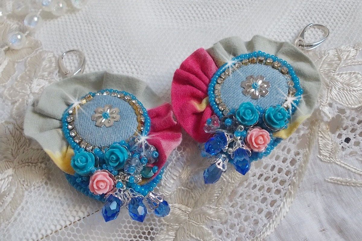 BO Far West geborduurd met denim stof, resin rozen, Swarovski kristallen, diverse kralen, rocailles en 925/1000 zilveren dwarsliggers en andere kralen.