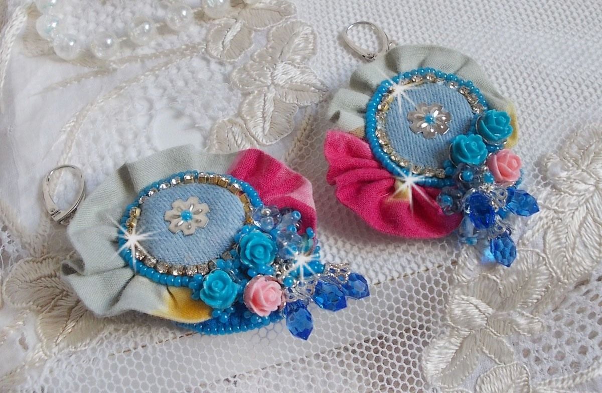 BO Far West geborduurd met denim stof, resin rozen, Swarovski kristallen, diverse kralen, rocailles en 925/1000 zilveren dwarsliggers en andere kralen.