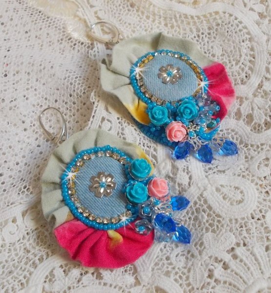 BO Far West geborduurd met denim stof, resin rozen, Swarovski kristallen, diverse kralen, rocailles en 925/1000 zilveren dwarsliggers en andere kralen.