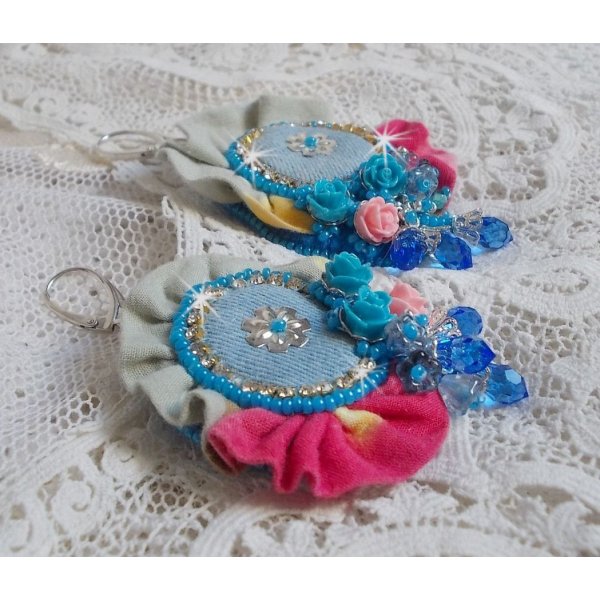 BO Far West geborduurd met denim stof, resin rozen, Swarovski kristallen, diverse kralen, rocailles en 925/1000 zilveren dwarsliggers en andere kralen.