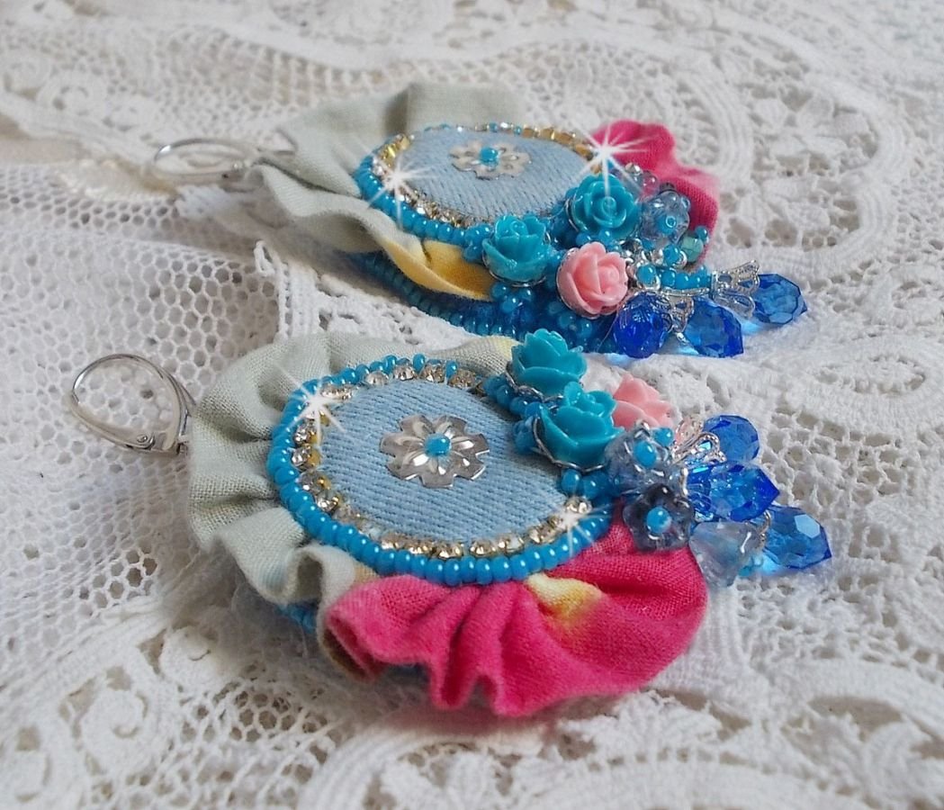 BO Far West geborduurd met denim stof, resin rozen, Swarovski kristallen, diverse kralen, rocailles en 925/1000 zilveren dwarsliggers en andere kralen.