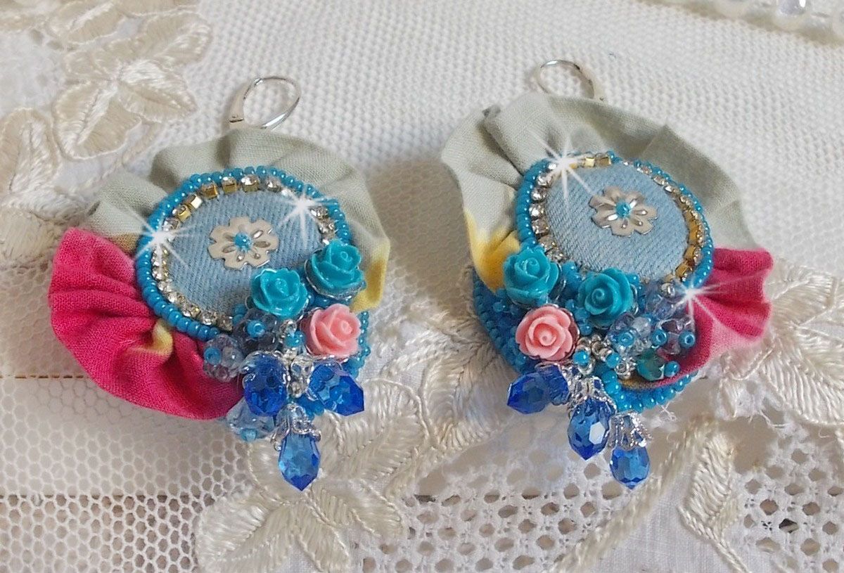 BO Far West geborduurd met denim stof, resin rozen, Swarovski kristallen, diverse kralen, rocailles en 925/1000 zilveren dwarsliggers en andere kralen.