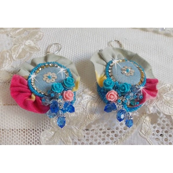 BO Far West geborduurd met denim stof, resin rozen, Swarovski kristallen, diverse kralen, rocailles en 925/1000 zilveren dwarsliggers en andere kralen.