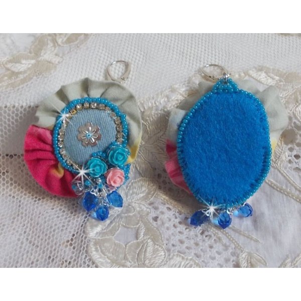 BO Far West geborduurd met denim stof, resin rozen, Swarovski kristallen, diverse kralen, rocailles en 925/1000 zilveren dwarsliggers en andere kralen.