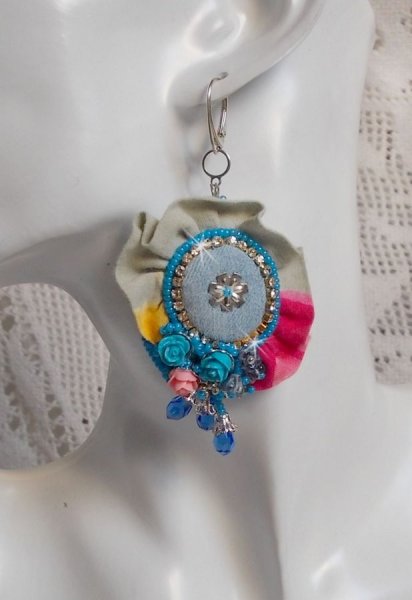 BO Far West geborduurd met denim stof, resin rozen, Swarovski kristallen, diverse kralen, rocailles en 925/1000 zilveren dwarsliggers en andere kralen.