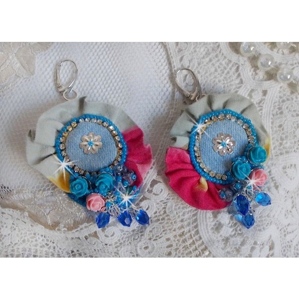 BO Far West geborduurd met denim stof, resin rozen, Swarovski kristallen, diverse kralen, rocailles en 925/1000 zilveren dwarsliggers en andere kralen.