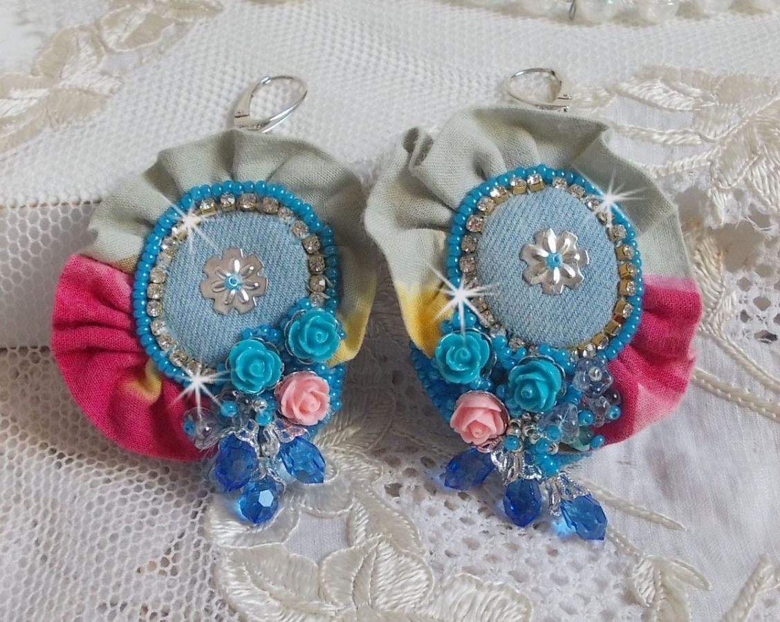 BO Far West geborduurd met denim stof, resin rozen, Swarovski kristallen, diverse kralen, rocailles en 925/1000 zilveren dwarsliggers en andere kralen.