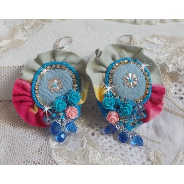 BO Far West geborduurd met denim stof, resin rozen, Swarovski kristallen, diverse kralen, rocailles en 925/1000 zilveren dwarsliggers en andere kralen.