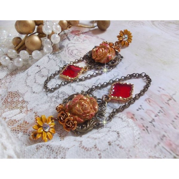 BO Feu de Lumi&egrave;re avec des cabochons roses de couleur Jaune et rouge en porcelaine, cristaux, mont&eacute;s sur estampes, feuilles en laiton, boucles marguerites &eacute;maill&eacute;es et pendentifs vitrail Rouge