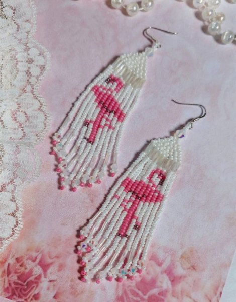 BO Les Flamants Blancs et Roses mont&eacute;es aux rocailles de qualit&eacute; en verre. Couleurs : Blanc et Rose. S&rsquo;ajoute aux rocailles des toupies Blanches. Le tout est associ&eacute; &agrave; des crochets en argent 925.