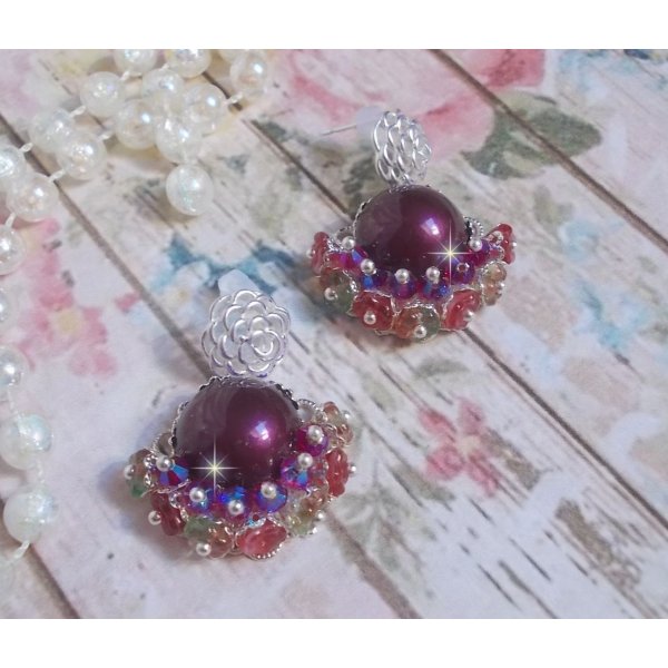 BO Fleurs de Cabaret avec des cabochons ronds Bordeaux en cristal de Swarovski, des toupies Fuschia, des fleurs clochettes en verre sur une base pendentif argent&eacute;e et des clous d'oreilles en m&eacute;tal
