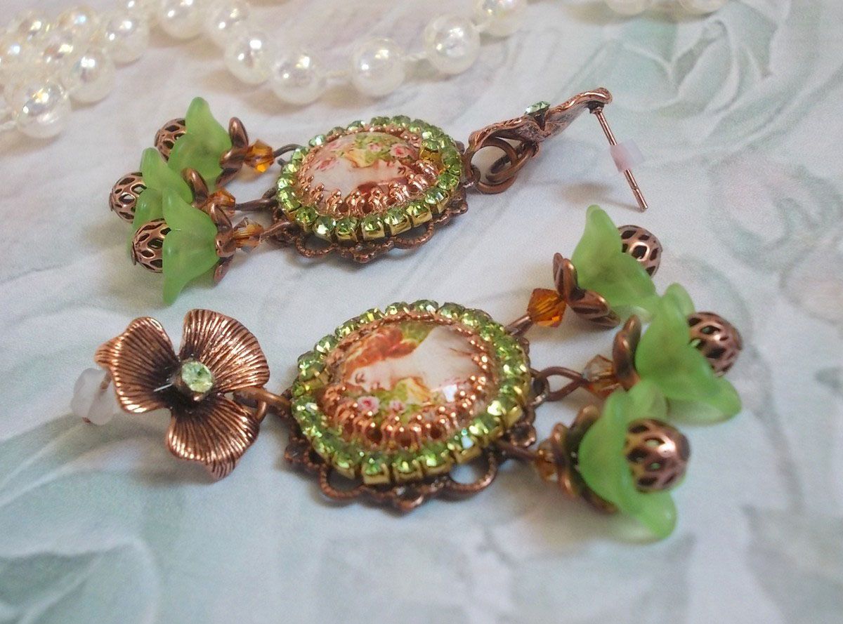 BO Forest of Flowers gemaakt met lucite bloemen, vergrootglas cabochons, kristallen, prints en diverse accessoires.