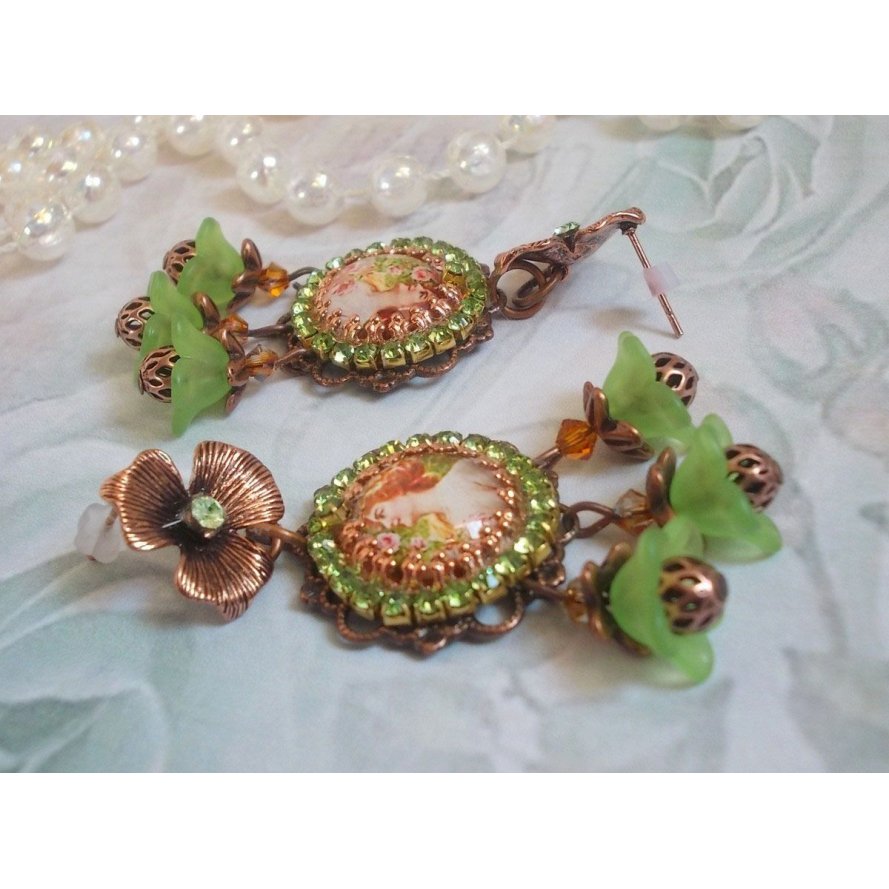 BO Forest of Flowers gemaakt met lucite bloemen, vergrootglas cabochons, kristallen, prints en diverse accessoires.