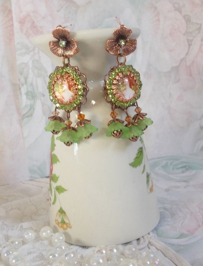 BO Forest of Flowers gemaakt met lucite bloemen, vergrootglas cabochons, kristallen, prints en diverse accessoires.