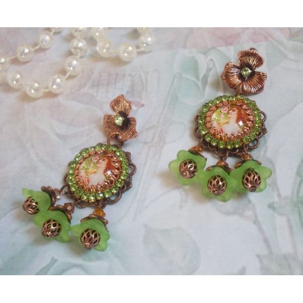 BO Forest of Flowers gemaakt met lucite bloemen, vergrootglas cabochons, kristallen, prints en diverse accessoires.