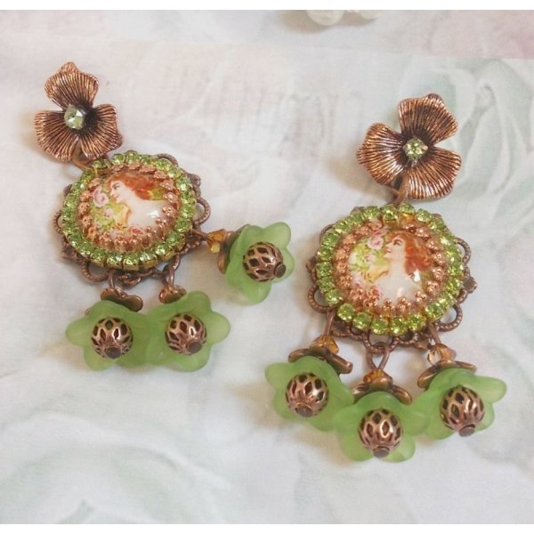 BO Forest of Flowers gemaakt met lucite bloemen, vergrootglas cabochons, kristallen, prints en diverse accessoires.