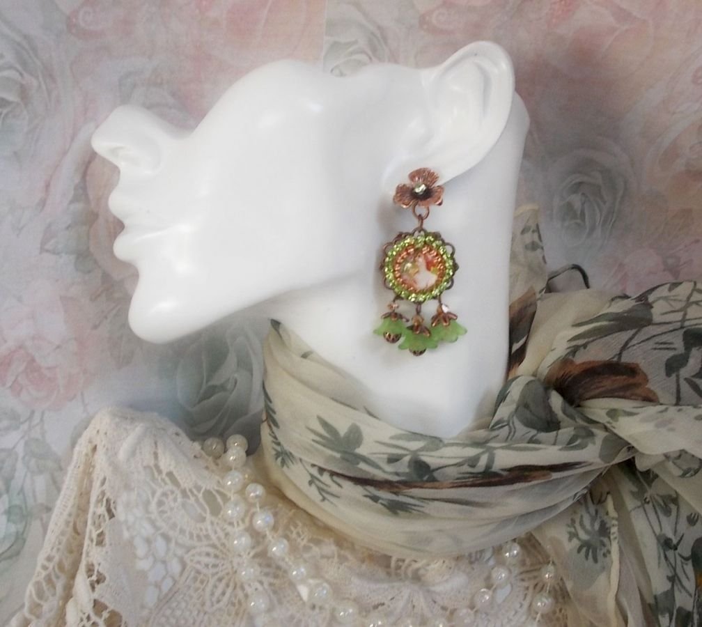 BO Forest of Flowers gemaakt met lucite bloemen, vergrootglas cabochons, kristallen, prints en diverse accessoires.
