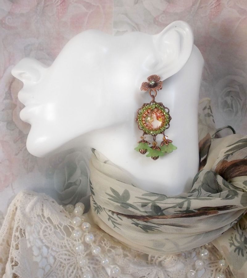 BO Forest of Flowers gemaakt met lucite bloemen, vergrootglas cabochons, kristallen, prints en diverse accessoires.