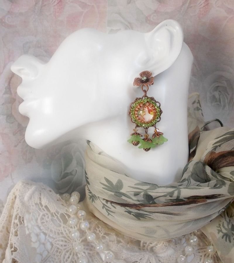 BO Forest of Flowers gemaakt met lucite bloemen, vergrootglas cabochons, kristallen, prints en diverse accessoires.