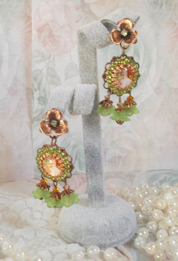 BO Forest of Flowers gemaakt met lucite bloemen, vergrootglas cabochons, kristallen, prints en diverse accessoires.