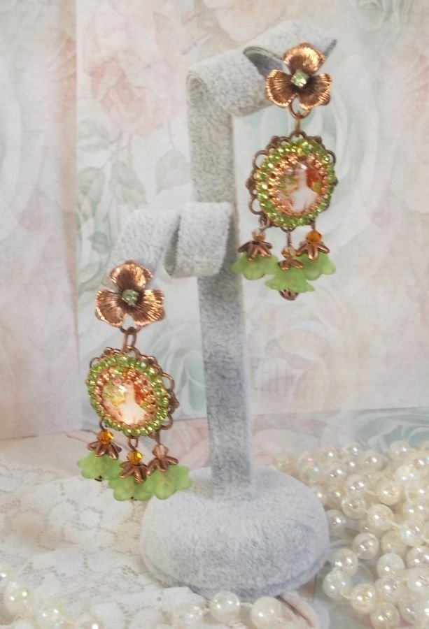 BO Forest of Flowers gemaakt met lucite bloemen, vergrootglas cabochons, kristallen, prints en diverse accessoires.