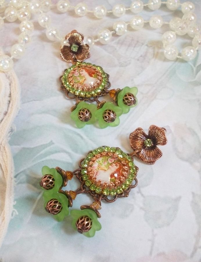 BO Forest of Flowers gemaakt met lucite bloemen, vergrootglas cabochons, kristallen, prints en diverse accessoires.