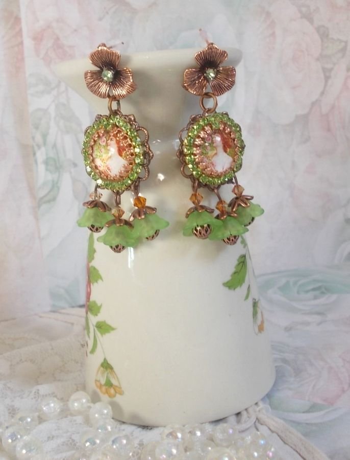 BO Forest of Flowers gemaakt met lucite bloemen, vergrootglas cabochons, kristallen, prints en diverse accessoires.