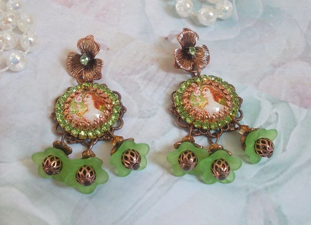 BO Forest of Flowers gemaakt met lucite bloemen, vergrootglas cabochons, kristallen, prints en diverse accessoires.